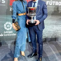 Pasangan yang telah dikaruniai dua anak itu tidak segan mengunggah kemesraan mereka di media sosial. Carla juga terlihat sering ikut sang suami menghadiri sejumlah acara bola.Foto: Instagram @carla.pereyra15