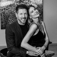 Diego Simeone menjadi salah satu pelatih bola berbayaran mahal. Pelatih yang membawa Atletico Madrid memangkan Liga Spanyol itu pun dikabarkan menerima gaji Rp 250 miliaran per tahun. Diego memiliki seorang istri cantik yang juga sering menarik atensi. Foto: Instagram @carla.pereyra15