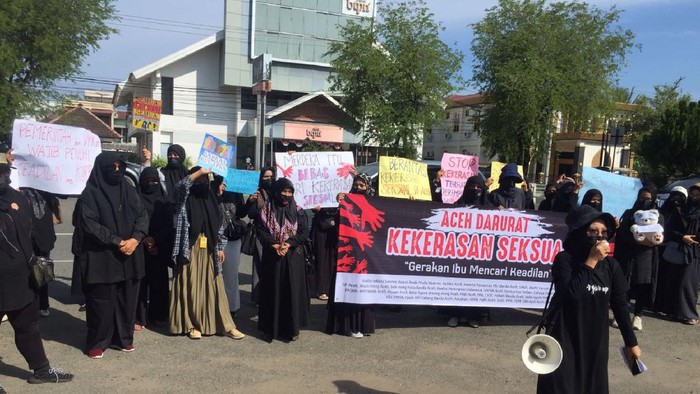 Demo desak pasal pemerkosaan di Qanun Jinayat dicabut (Agus-detikcom)