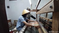 Menariknya, wisatawan di Rumah Tenun Magelang bisa praktek menneyn dengan alat tenun.  (Eko Susanto/detikcom)