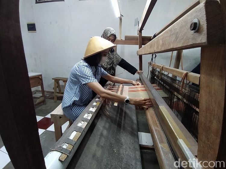 Foto: Asyiknya Belajar Menenun di Rumah Tenun Magelang