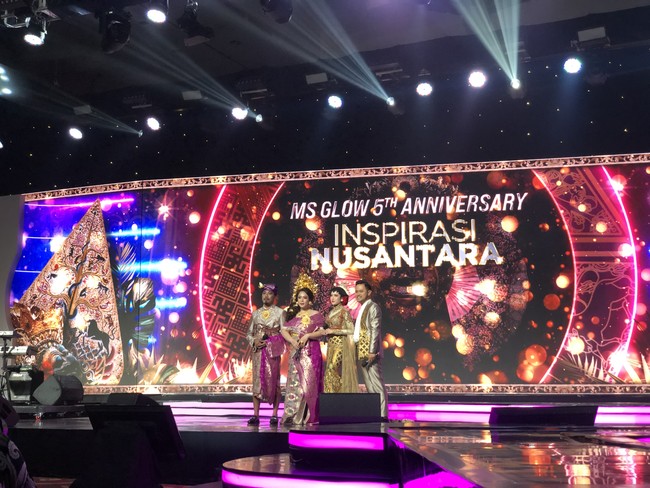 Melalui akun media sosialnya, Shandy kerap mengunggah beberapa kegiatan dan pencapaian yang telah ia raih. Dan MS Glow kini merayakan ulang tahun ke-5 dengan bernuansa inspirasi nusantara. Seluruh tamu undangan mengenakan busana adat Tanah Air di acara ulang tahun brand kecantikan tersebut. Foto: Gresnia/Wolipop.