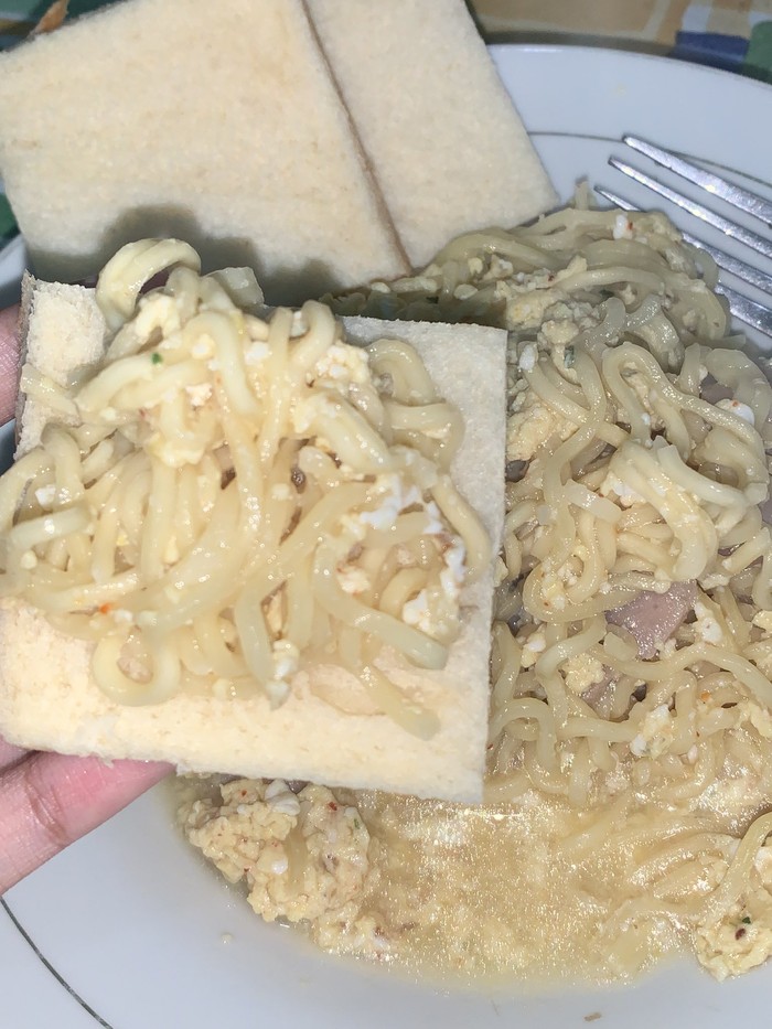 Dijamin Begah! Mie Instan Nyemek Dimakan Bareng Roti Tawar Dijamin Begah! Mie Instan Nyemek Dimakan Bareng Roti Tawar