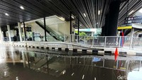 Salah satunya terjadi di kawasan CSW tepatnya di akses memasuki Skybridge atau jembatan integrasi CSW, Jakarta Selatan. Foto diambil sekitar 16.20 WIB.