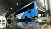 Ruas jalan tersebut terendam air sekitar 40 sentimeter.