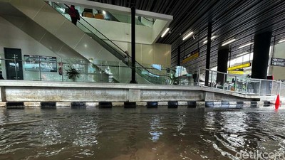 Drainase Buruk, Jalanan di Halte Terintegrasi CSW Terendam
