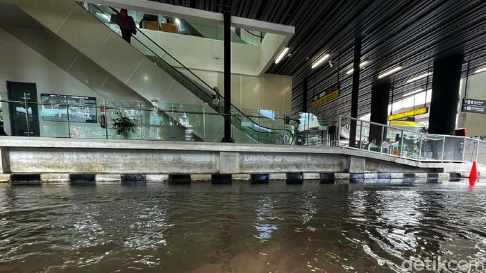 Drainase Buruk, Jalanan di Halte Terintegrasi CSW Terendam Hujan yang mengguyur Jakarta dan sekitarnya membuat sejumlah ruas jalan di ibu kota terendam banjir. Salah satunya di kawasan halte CSW, Jakarta Selatan.