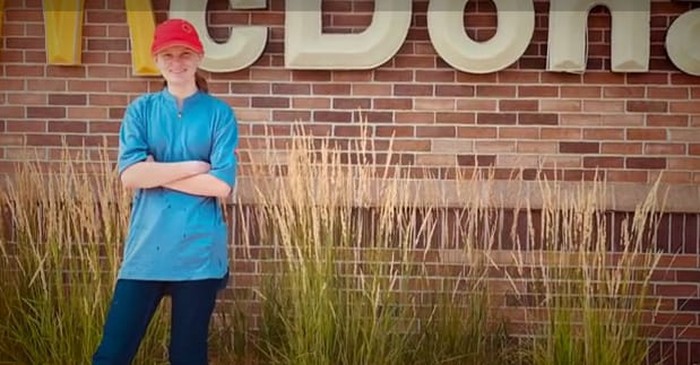 Drive Thru Bantu Pelanggan Pekerja Drive Thru Bantu Pelanggan yang Tersedak dan Terima Hadiah Rp 1,4 Juta