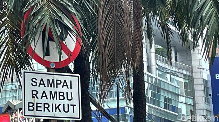 Rambu lalu lintas di kawasan Tanah Abang, Jakarta, tampak tertutup ranting dan dedaunan. Akibatnya, pengguna jalan pun sulit untuk melihat rambu lalu lintas itu