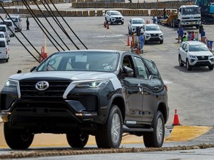 Toyota Fortuner Bermesin 4.000 cc Buatan Indonesia Beredar di Negara Ini