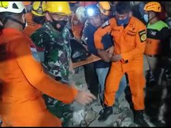 1 Pekerja Tertimbun Runtuhan Bangunan Masjid di Mamuju Ditemukan Tewas