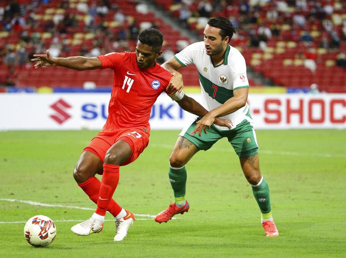 Ezra Walian membawa Indonesia memimpin di leg kedua semifinal Piala AFF 2020. Foto: (AP/Suhaimi Abdullah)