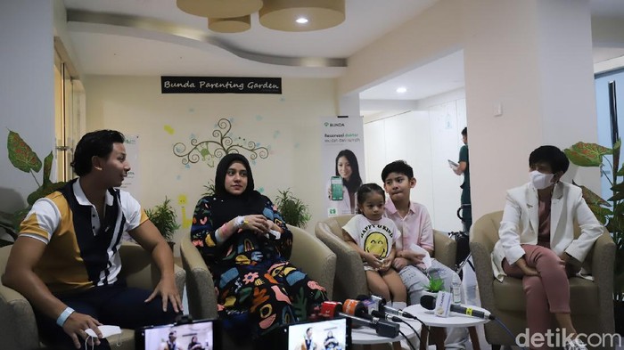 Fairuz dan Sonny Fairuz preskon lahiran anak ketiga mereka.