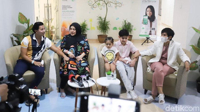 Fairuz dan Sonny Fairuz preskon lahiran anak ketiga mereka.