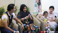 Belum lama ini, Fairuz A Rafiq melahirkan anak ketiga di RS Bunda Jakarta. Mereka menggelar jumpa wartawan pada Rabu (22/12/2021). Foto: Noel/detikHOT