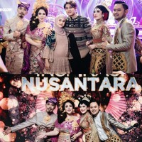 Shandy yang sudah berhijab tetap bisa tampil ala pengantin Jawa dengan sanggul dan paes. Rambut Shandy tak terlihat karena ia mengenakan kebaya dengan kerah shanghai tinggi menutupi leher. Dan bunga melati yang berada di samping sanggul. Foto: Dok. Instagram @artmospoto.