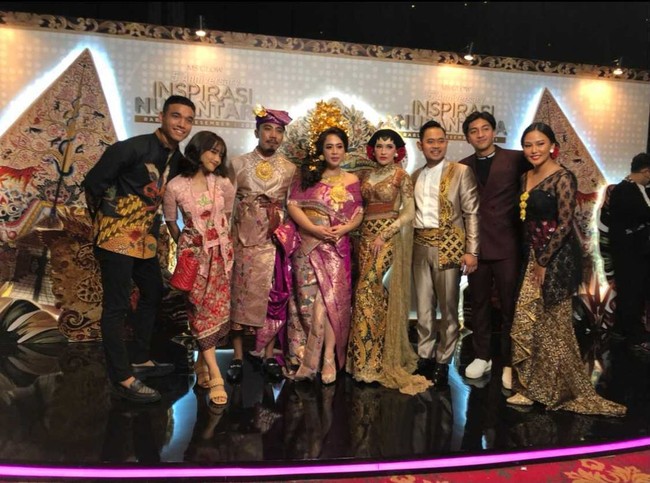 Shandy yang tampil dengan sanggul dan paes berpose dengan selebriti dan selebgram Tanah Air yang menjadi brand ambassador brand MS Glow. Seperti Nagita Slavina, Lesti Kejora, Ivan Gunawan, Fuji, Fadil Jaidi dan lainnya. Foto: Gresnia/Wolipop.