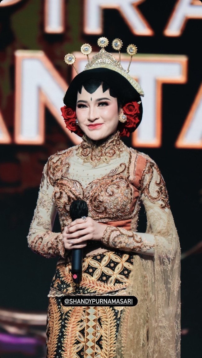 Pada perayaan ulang tahun MS Glow, wanita kelahiran Surabaya, Jawa Timur ini mengenakan busana adat Jawa modern. Shandy Purnamasari yang sudah berhijab juga menambahkan veil panjang warna nude yang senada dengan kebaya.  Foto: Dok. Instagram @artmospoto.
