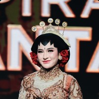 Pada perayaan ulang tahun MS Glow, wanita kelahiran Surabaya, Jawa Timur ini mengenakan busana adat Jawa modern. Shandy Purnamasari yang sudah berhijab juga menambahkan veil panjang warna nude yang senada dengan kebaya.  Foto: Dok. Instagram @artmospoto.