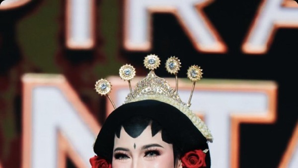 Gaya Unik Bos MS Glow Shandy Purnamasari, Berhijab Tapi Pakai Sanggul & Paes
