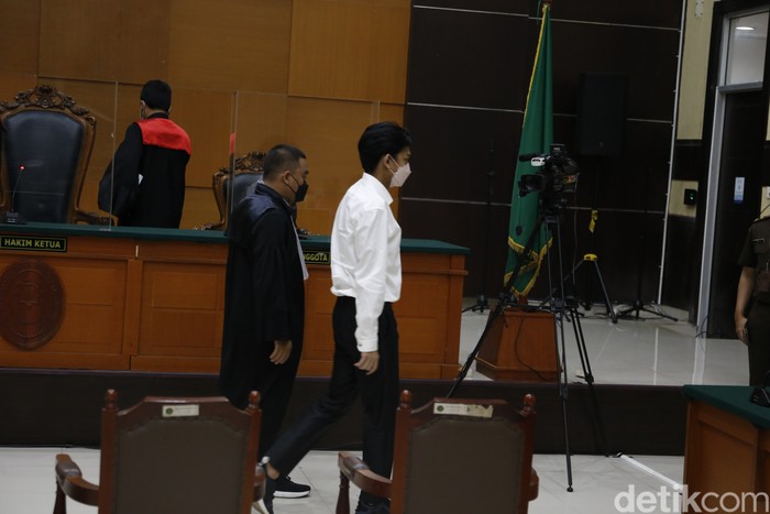 Selebgram Gaga Muhammad tampak hadir secara langsung dalam sidang lanjutannya sebagai terdakwa di Pengadilan Negeri (PN) Jakarta Timur, Kamis (23/12/2021).