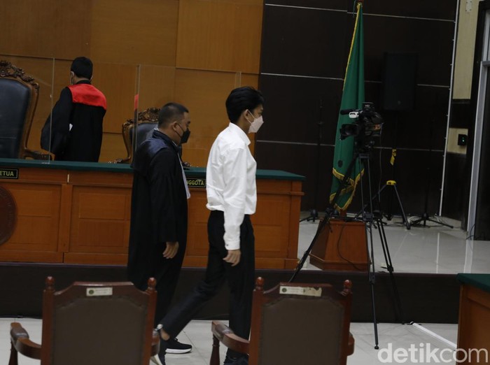 Selebgram Gaga Muhammad tampak hadir secara langsung dalam sidang lanjutannya sebagai terdakwa di Pengadilan Negeri (PN) Jakarta Timur, Kamis (23/12/2021).