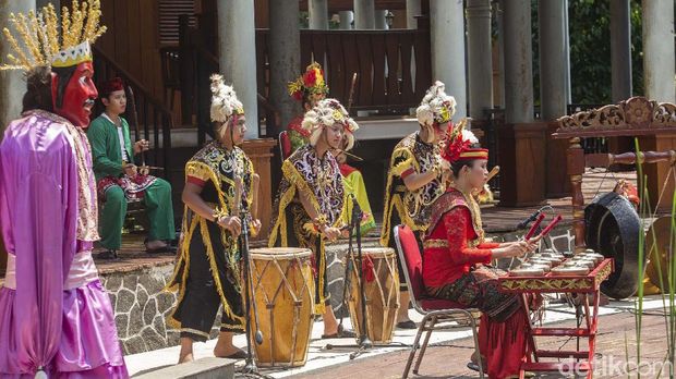 Sejumlah pelajar dari SMPN 11 Jakarta berlatih gambang kromong di Setu Babakan, Jakarta. Aksi mereka akan dilombakan pada Sopravista Italy 2021 di Italia.