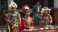 Musik yang dibawakan yaitu gambang kromong yang dibuat secara instrumental.