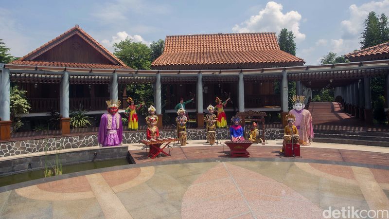 Sejumlah pelajar dari SMPN 11 Jakarta berlatih gambang kromong di Setu Babakan, Jakarta. Aksi mereka akan dilombakan pada Sopravista Italy 2021 di Italia.