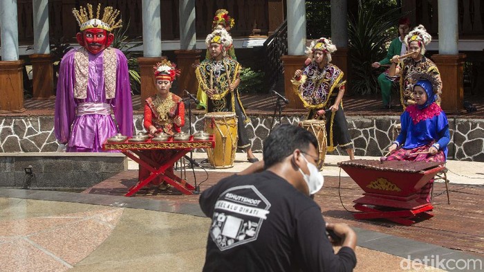 Gambang Kromong dari Siswa SMP Ini Bakal Terdengar di Italia Sejumlah pelajar dari SMPN 11 Jakarta berlatih gambang kromong di Setu Babakan, Jakarta. Aksi mereka akan dilombakan pada Sopravista Italy 2021 di Italia.