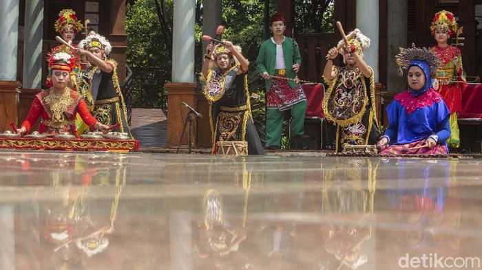 Gambang Kromong dari Siswa SMP Ini Bakal Terdengar di Italia Sejumlah pelajar dari SMPN 11 Jakarta berlatih gambang kromong di Setu Babakan, Jakarta. Aksi mereka akan dilombakan pada Sopravista Italy 2021 di Italia.