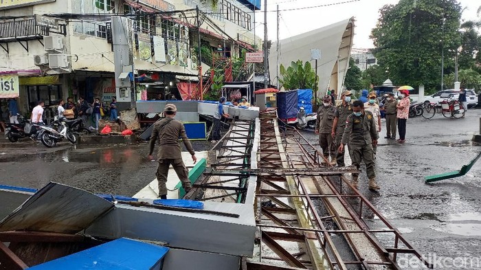 Gapura Pasar Lama Tangerang roboh.