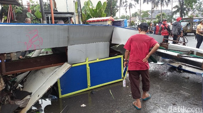 Gapura Pasar Lama Tangerang roboh.