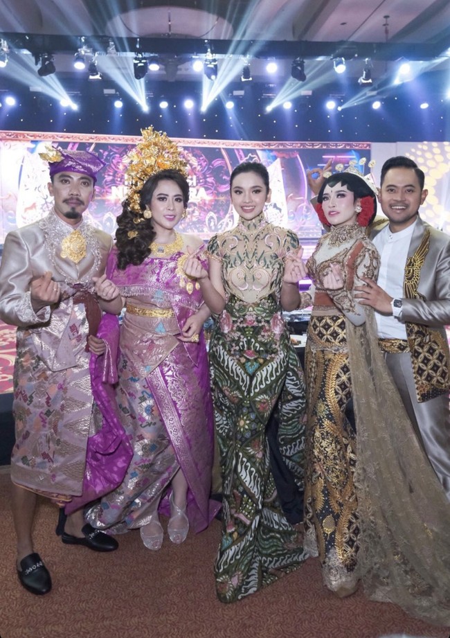 Ketika memutuskan berhijab sejak 9 Juli 2021, penampilan Shandy kerap menjadi atensi. Dan di hari ultah ke-5 brand kecantikannya, Shandy kembali jadi pusat perhatian karena mengenakan konde dan paes Jawa.  Agar rambutnya tidak terlihat, bagian rambutnya digelung oleh lapisan hitam atau wig di bagian konde oleh penata rias Dhirman Putra. Foto: Dok. Instagram @shandypurnamasari.