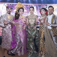 Ketika memutuskan berhijab sejak 9 Juli 2021, penampilan Shandy kerap menjadi atensi. Dan di hari ultah ke-5 brand kecantikannya, Shandy kembali jadi pusat perhatian karena mengenakan konde dan paes Jawa.  Agar rambutnya tidak terlihat, bagian rambutnya digelung oleh lapisan hitam atau wig di bagian konde oleh penata rias Dhirman Putra. Foto: Dok. Instagram @shandypurnamasari.