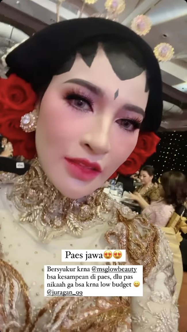 Shandy Purnamasari pun mengungkapkan rasa syukur karena ia akhirnya bisa memakai pases Jawa. Paes Jawa. Bersyukur karena @msglowbeauty bisa kesampaian di paes, dulu pas nikah gak bisa karena low budget @juragan_99, tulis Shandy. Foto: Dok. Instagram @shandypurnamasari.