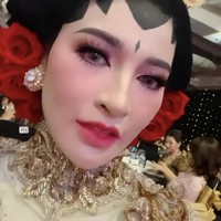 Shandy Purnamasari pun mengungkapkan rasa syukur karena ia akhirnya bisa memakai pases Jawa. Paes Jawa. Bersyukur karena @msglowbeauty bisa kesampaian di paes, dulu pas nikah gak bisa karena low budget @juragan_99, tulis Shandy. Foto: Dok. Instagram @shandypurnamasari.