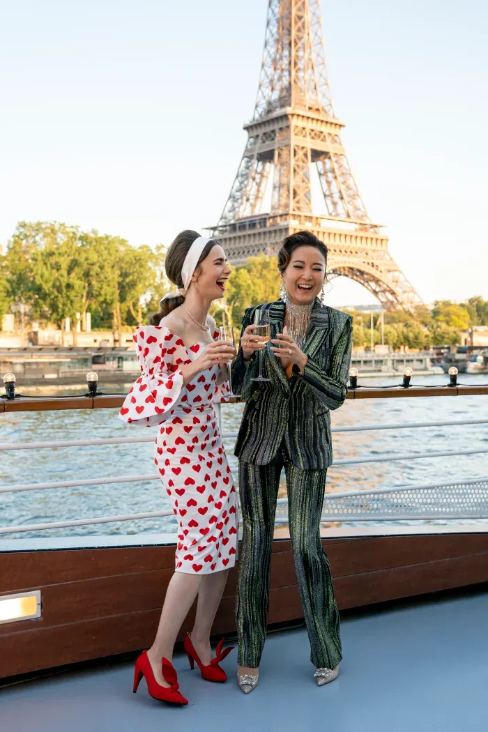 Gaya Lily Collins di Emily in Paris 2