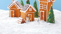 Simpel tetapi tetap menggemaskan, Gingerbread house ini dibuat dengan tema salju. Di halamannya dilengkapi dengan pohon natal dan boneka salju yang bisa dimakan. Foto: Taste of Home