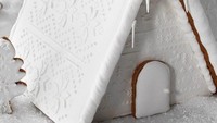 Jika biasanya gingerbread house berwarna coklat, maka kue yang satu ini justru berwarna putih. Tampilannya seakan menceritakan rumah yang dilapisi salju. Foto: Taste of Home