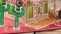 Gingerbread house yang ini biasanya dibuat untuk anak-anak. Dibuat lebih color full dengan warna pink yang mendominasi. Foto: Taste of Home