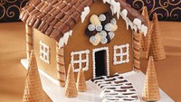 Tak kalah unik, gingerbread house ini menggunakan dekorasi cone es krim untuk membentuk pohon natalnya. Foto: Taste of Home