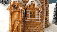 Gingerbread house menggunakakan aneka biskuit untuk melapisi dinding rumahnya. Selain itu dilengkapi dengan gula putih sebagai saljunya. Foto: Taste of Home