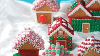 Meskipun gingerbread house ini terlihat mini, tetapi dibuat banyak. Itu karena gingerbread house ini dibuat dengan konsep pedesaan dengan rumah berdampingan.  Foto: Taste of Home
