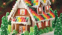 Gingerbread house dibuat meriah dengan dekorasi yang warna-warni. Selain menggunakan sprinkles juga menggunakan permen aneka rasa di bagian atapnya. Foto: Taste of Home