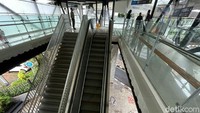 Saat ini untuk naik ke beberapa lantai sudah terhubung eskalator hingga lift. Jadi penumpang tak perlu khawatir jika harus ke halte yang paling atas yakni lantai 5.