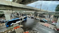 Syaratnya, perjalanan harus menggunakan kombinasi antara TransJakarta, MRT, dan/atau LRT. Foto: Rengga Sencaya