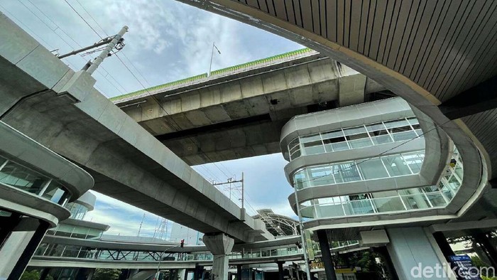 Halte Integrasi Centrale Stichting Wederopbouw (CSW), Jakarta, mulai diujicoba. Sejumlah warga pun mulai menyambangi ujicoba halte tersebut.