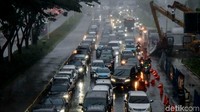 Hujan ini disertai petir dan angin kencang.