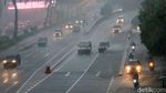 Hati-hati Berkendara! Hujan Lebat Guyur Jalan Sudirman Jakarta